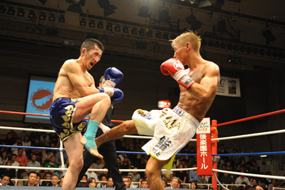 加藤竜二選手 vs 松崎公則選手