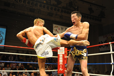 加藤竜二選手 vs 松崎公則選手